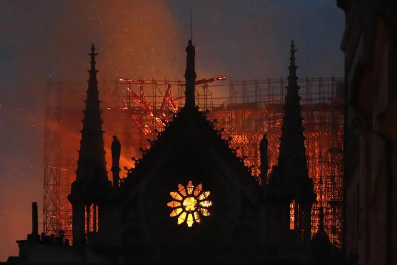 L'Occidente brucia nel falò delle sue vanità