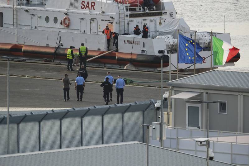 Il centro migranti italiani nel porto di Shengjin, in Albania