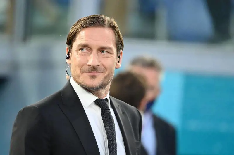 Ballo al mare. Il lago di Como è la suggestione della follia Totti
