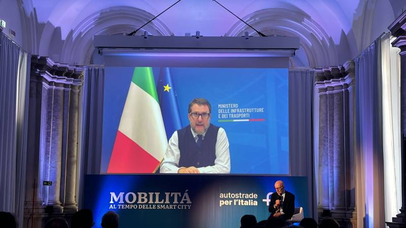 Il ruolo della politica nella mobilità del futuro: Sallusti intervista Salvini