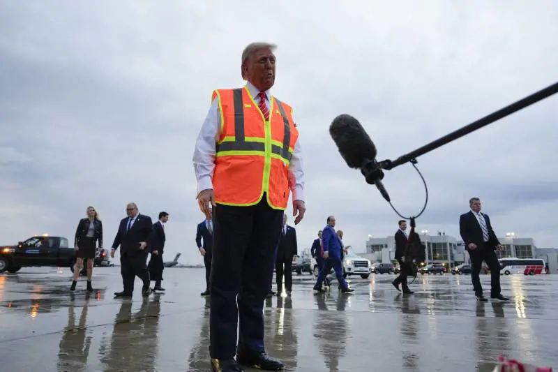 Dai jeans di Kamala al gilet arancio di Donald: è il look acchiappavoti