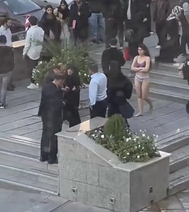 Iran, protesta anti molestie e si spoglia: arrestata studentessa