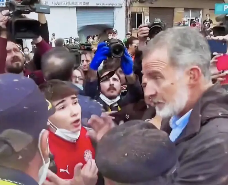 Re Filippo parla con un gruppo di giovani contestatori promettendo aiuti