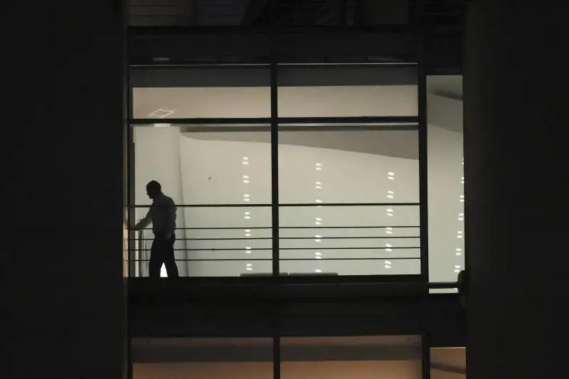 Olaf Scholz nel mezzo della crisi di governo fotografato negli uffici della cancelleria