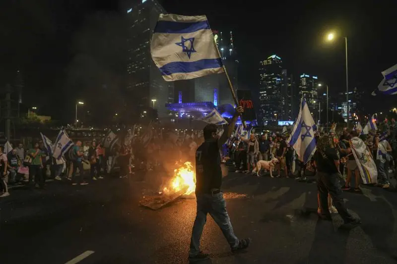 I razzi di Hezbollah colpiscono il cuore di Israele. Netanyahu sente Trump: adesso niente divieti