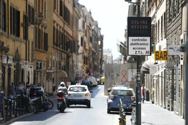 Targhe invisibili per autovelox e Ztl, la strategia per evitare le multe: ecco cosa si rischia