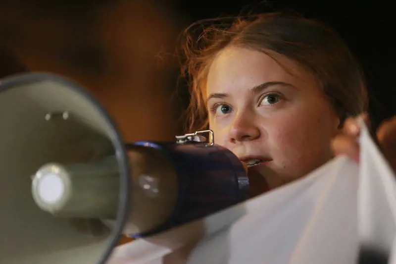 Greta Thunberg manifesta con i pro-Pal e viene arrestata: la polizia interviene con manganelli e lacrimogeni