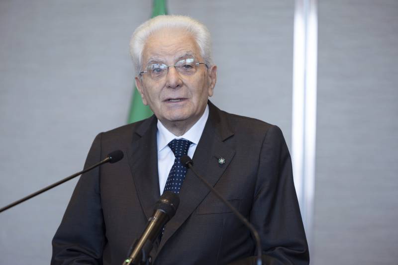 Mattarella firma, reato l'utero in affitto