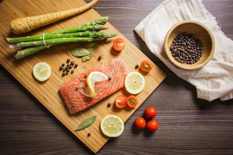 Tumore al colon-retto, una dieta a base di verdure e pesce per prevenirlo: il risultato di una ricerca