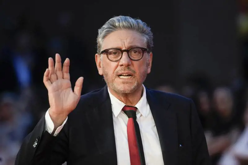 Il giallo dei bidoni della spazzatura a Roma: c'entrano Sergio Castellitto e Paolo Sorrentino