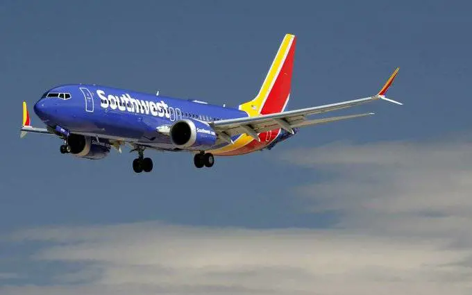 Dallas, aereo della Southwest Airlines colpito da un proiettile