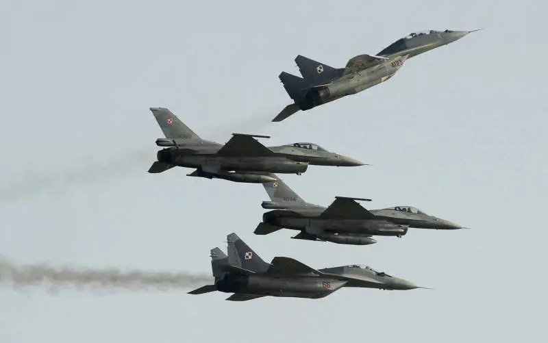 "Uno degli attacchi più grandi". Pioggia di fuoco sull'Ucraina. La Polonia mobilita i caccia
