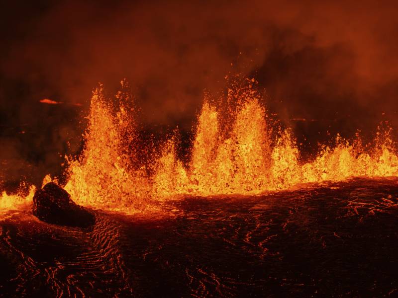 Una delle spettacolari immagini dell'eruzione registrata il 20 novembre sulla penisola di Reykjanes, nel sud-ovest dell'Islanda