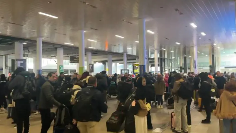 Londra, evacuato il terminal sud dell'aeroporto di Gatwick: rientrato l'allarme sicurezza