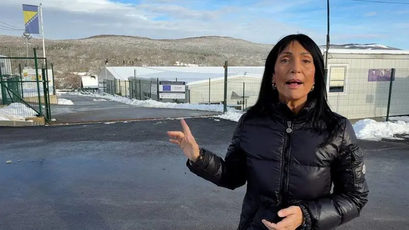 L'europarlamentare Anna Cisint davanti al campo di Lipa finanziato dalla Ue