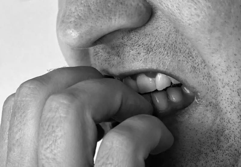 Onicofagia, un disturbo sottostimato di cui esistono forme molto gravi: conseguenze e soluzioni