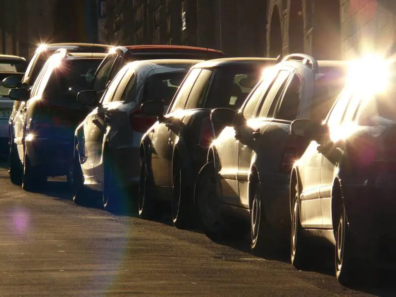 Lascia per un mese l'auto nel parcheggio del centro commerciale vicino all'aeroporto: raffica di multe
