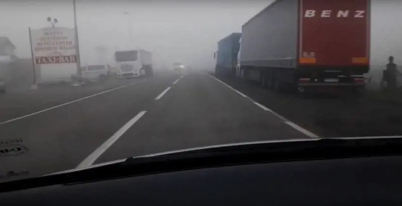 Luci, velocità e distanze, come guidare in sicurezza con la nebbia