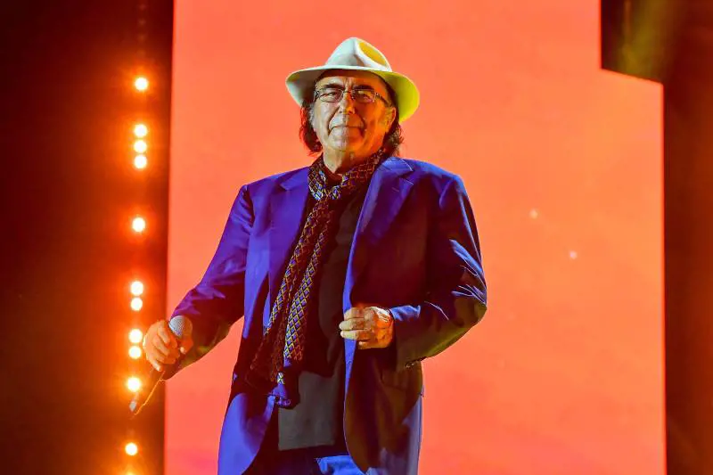 Una donna sviene al concerto di Al Bano, lui prova a risvegliarla con un acuto: cosa è successo
