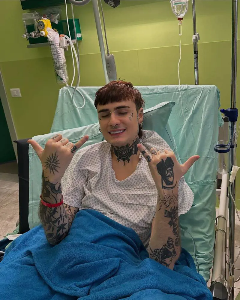 "Sono stati anni difficili". Rosa Chemical ricoverato, le foto dopo l'operazione