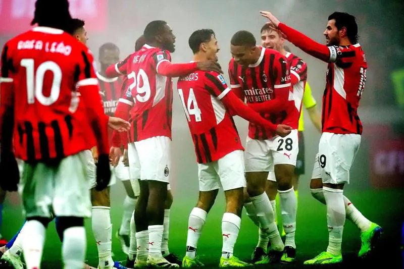 Sbuca il Milan dalla nebbia