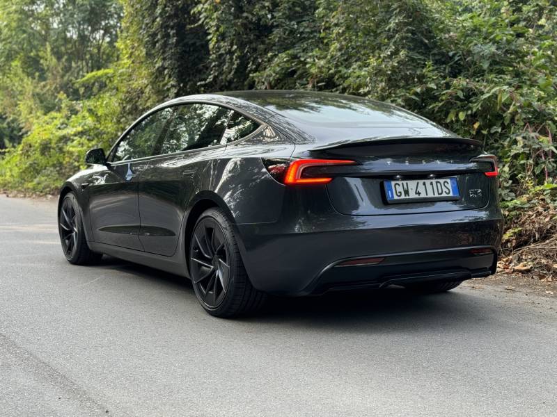 Tesla Model 3 Performance 2024: guarda il video in pillole della super berlina elettrica