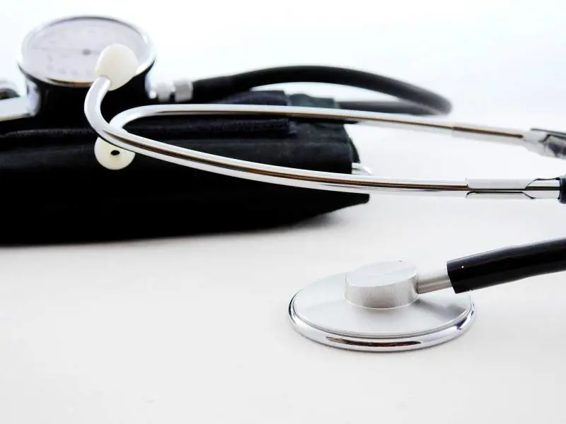 Ronzio nelle orecchie, i trattamenti disponibili e quando è il momento di rivolgersi al medico