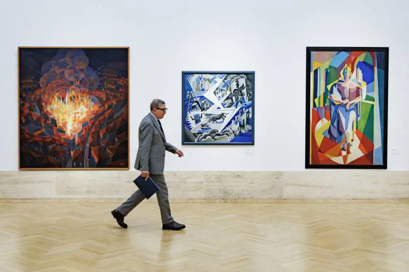 Futurismo, critiche e fiumi di polemiche non spengono l'interesse: file per entrare alla mostra di Roma