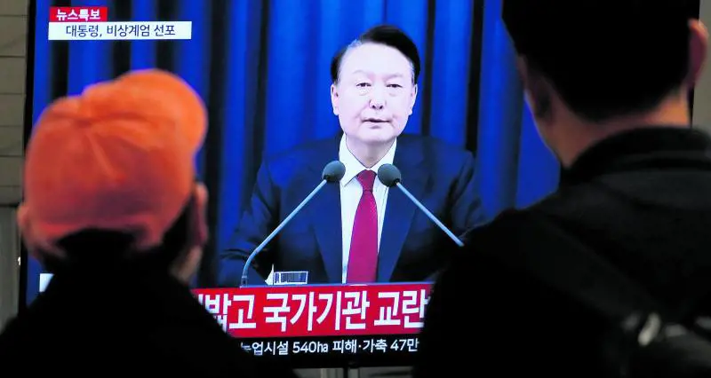 Impeachment per Yoon: ora decideranno i giudici. Migliaia in piazza a Seul