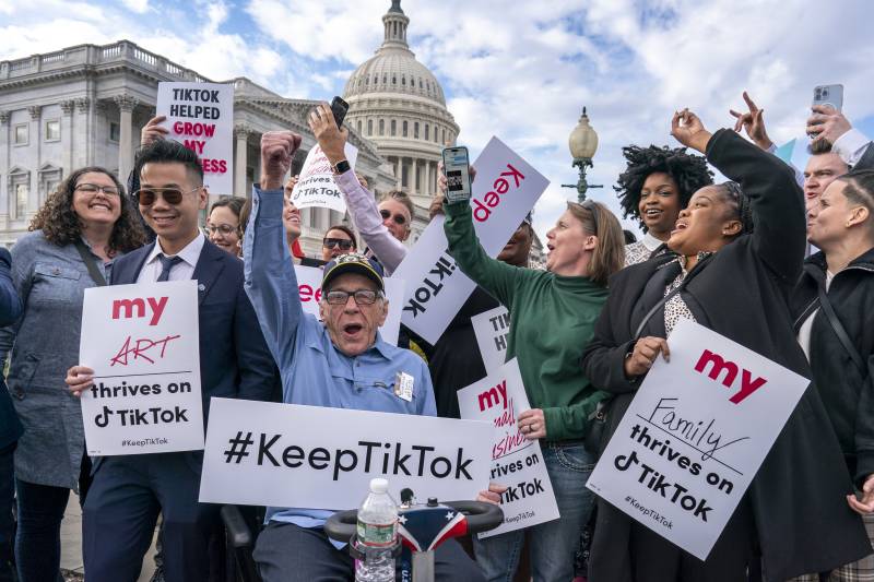 Sostenitori TikTok protesta Washington