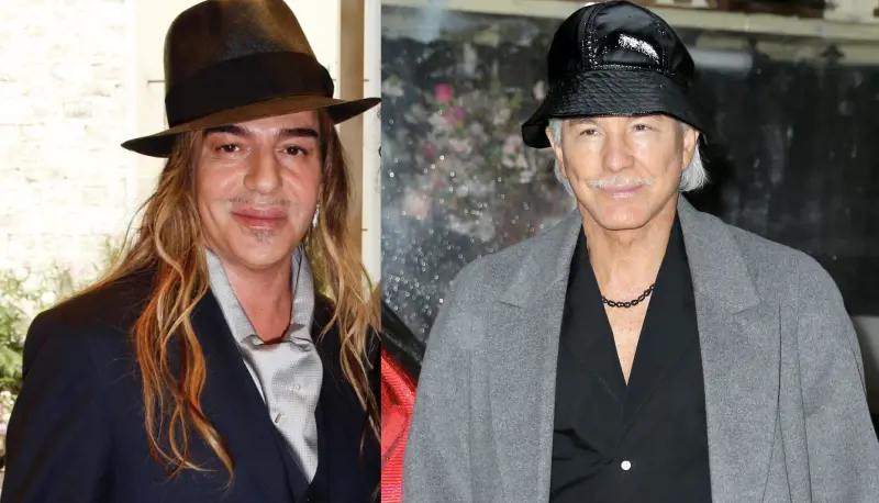 A sinistra John Galliano nel 2009, a destra lo stilista in una immagine scattata a maggio 2024