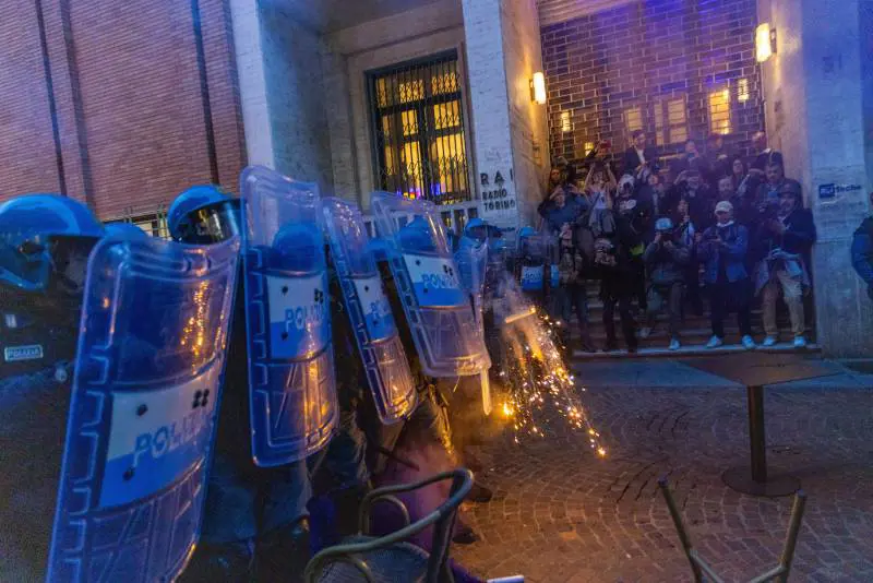 Agenti della polizia respingono un assalto degli antagonisti