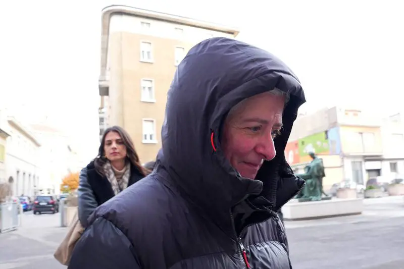 "Piantatela, basta". La suora indagata si scaglia contro i giornalisti fuori dal tribunale di Brescia