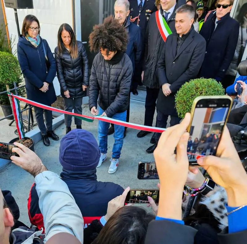 Taglio del nastro tricolore da parte di Cesare Cerulli, giovane figlio di una delle vittime del crollo del ponte Morandi (Fonte foto: Comune di Genova)
