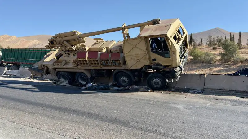 Carcassa di un mezzo dell'esercito di Assad alle porte di Damasco