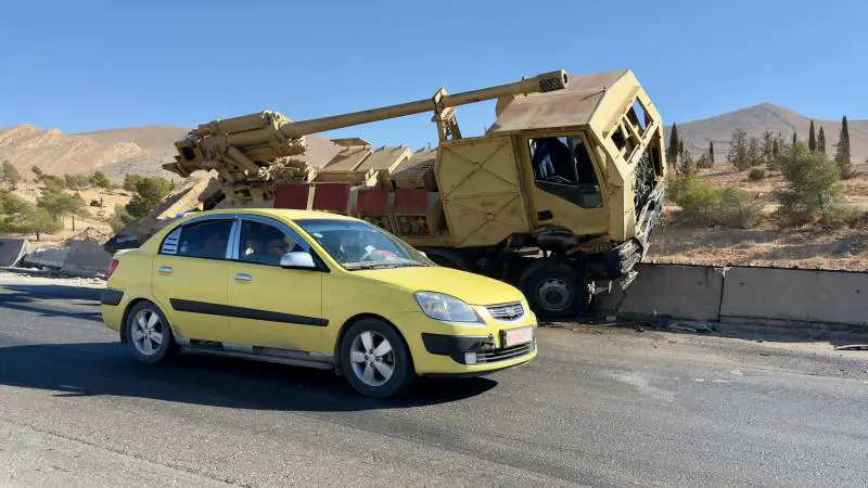 Carcassa di un mezzo dell'esercito di Assad alle porte di Damasco