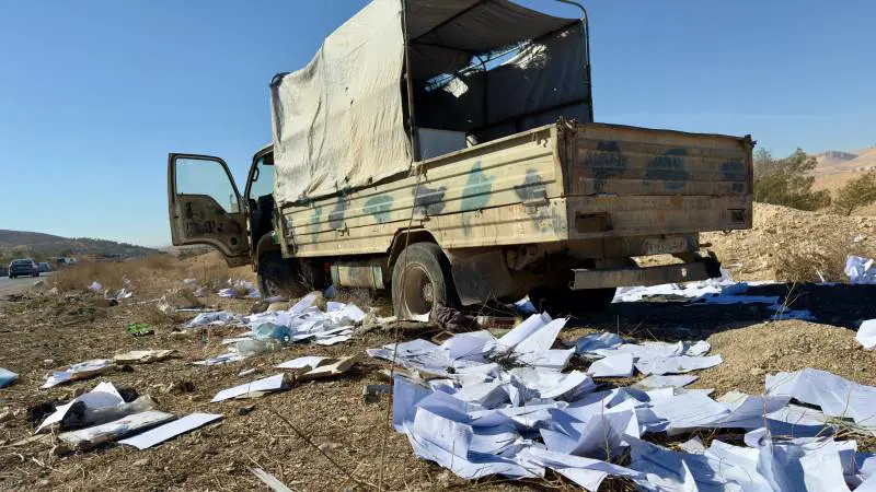 Carcassa di un mezzo dell'esercito di Assad alle porte di Damasco