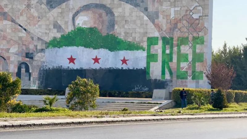 Murales di Hafez Assad coperto dai ribelli che hanno conquistato la capitale