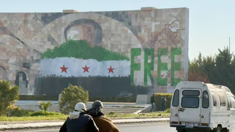 Murales di Hafez Assad coperto dai ribelli che hanno conquistato la capitale
