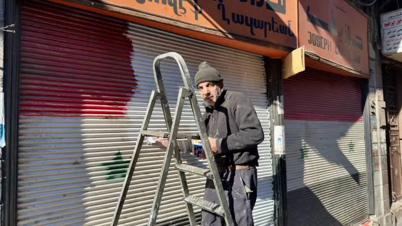 Negozio cristiano a Damasco: cancellata la vecchia bandiera del regime di Assad