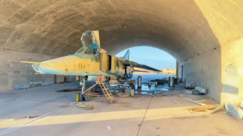 Caccia bombardiere abbandonato nella base aerea a sud di Damasco