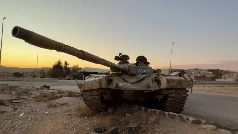 Carro armato abbandonato dalle forze di Assad