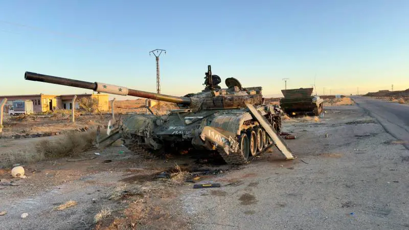 Carro armato e altri mezzi abbandonati dai miliziani di Assad