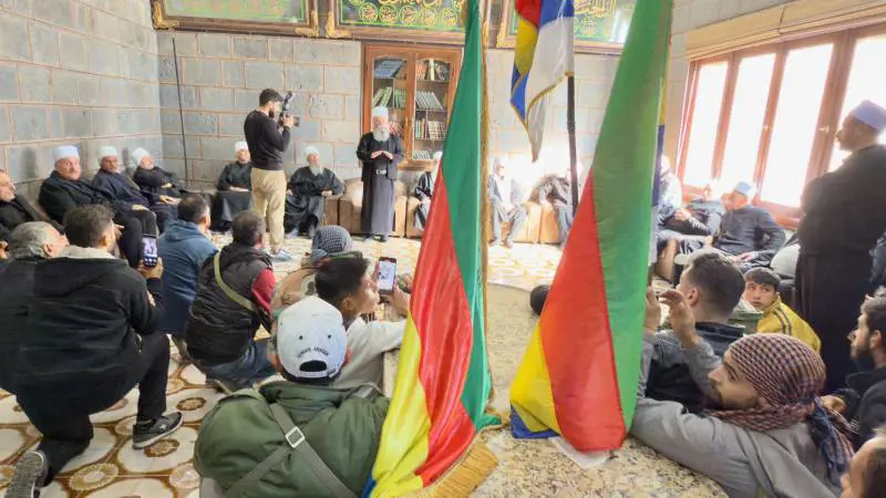 Drusi nella sede dell'intelligence del deposto regime a Sweida