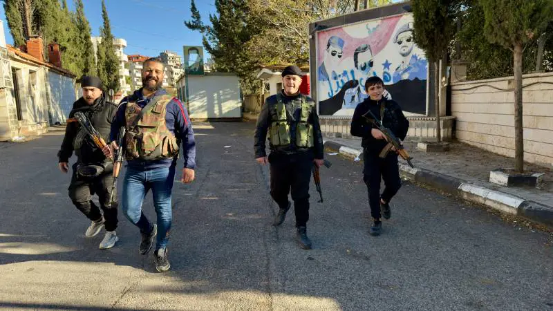 Drusi nella sede dell'intelligence del deposto regime a Sweida