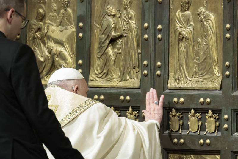 Papa Francesco apre la porta Santa
