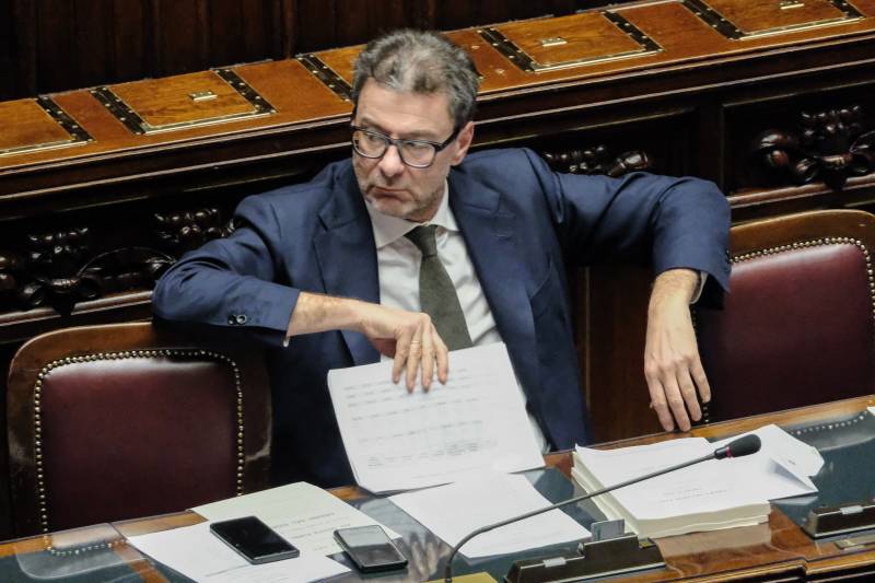 Giorgetti: "Favorevole a sterilizzare l’aumento dell’età pensionabile"