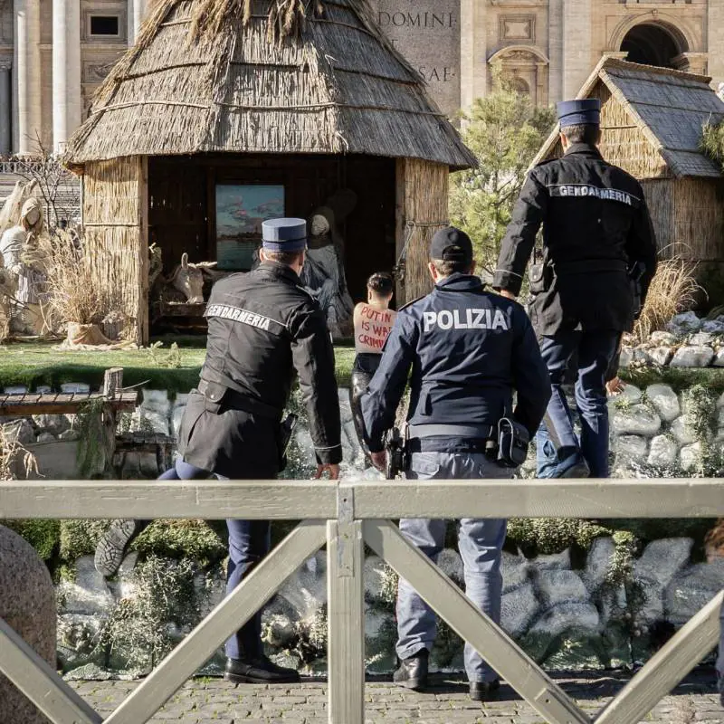 San Pietro, arrestata attivista Femen che tenta di rubare il Bambinello