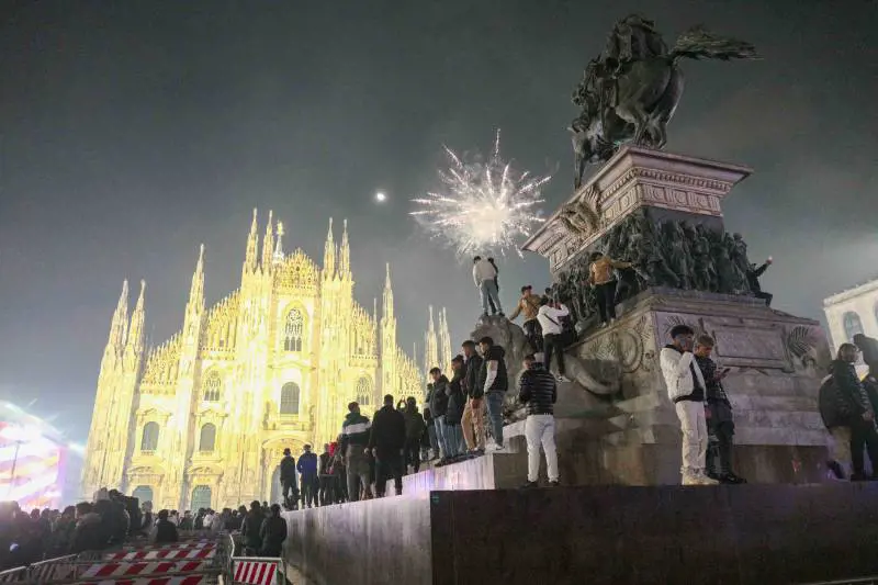 "Circondate in piazza e palpeggiate"