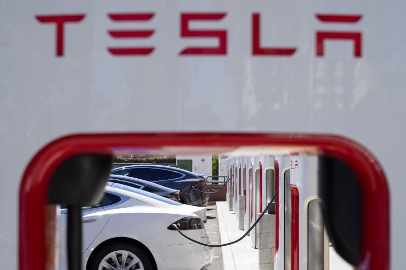 Auto in crisi: vendite giù in Europa, crollo per Tesla e allarme dei produttori